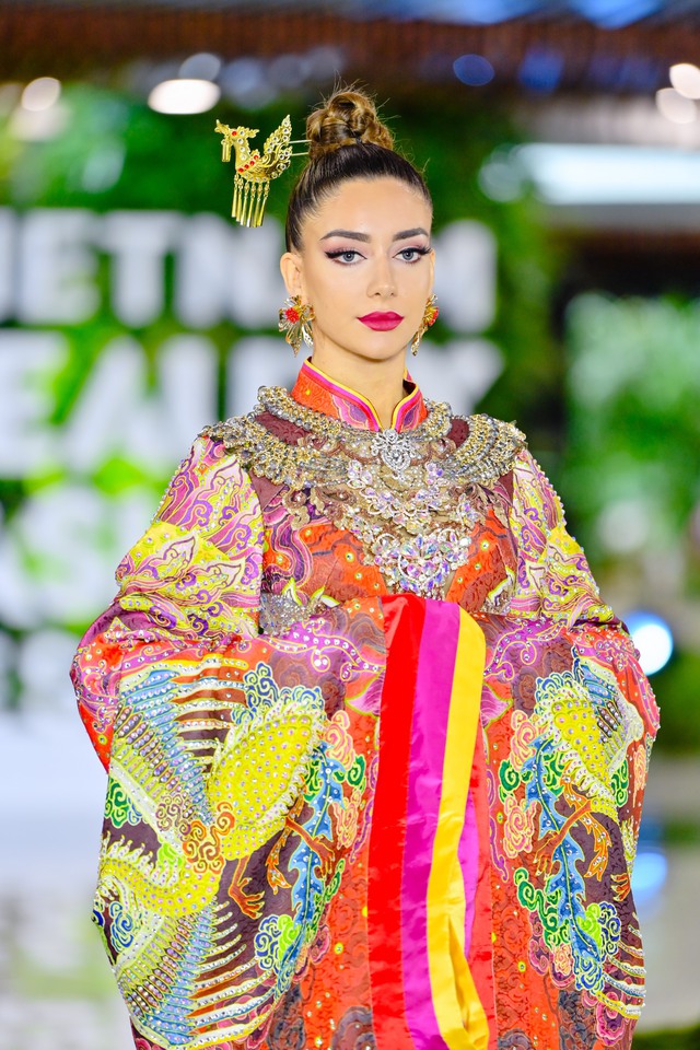Áo dài Việt Nam tiếp tục được tôn vinh tại Hoa hậu Hoà bình quốc tế 2023 - Ảnh 7.