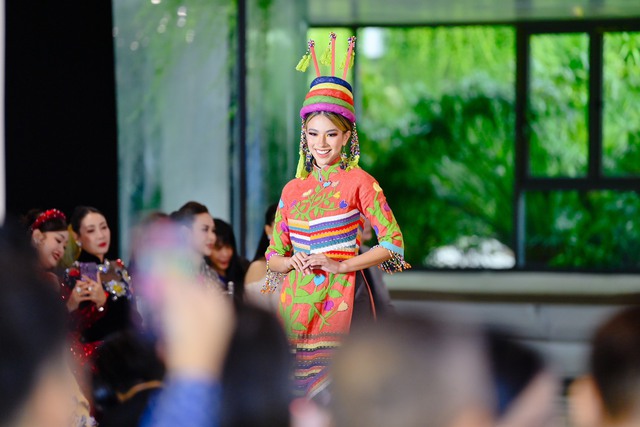 Áo dài Việt Nam tiếp tục được tôn vinh tại Hoa hậu Hoà bình quốc tế 2023 - Ảnh 10.