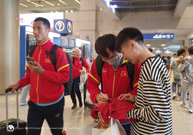 ĐT Việt Nam đã có mặt tại Suwon, chuẩn bị cho trận giao hữu với đội tuyển Hàn Quốc - Ảnh 5.