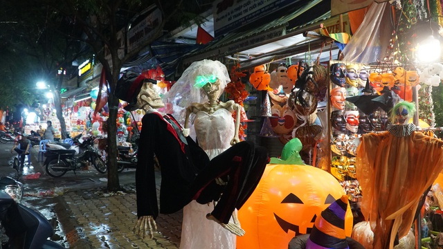 Các cửa hàng ở thành phố Hồ Chí Minh tung đồ trang trí Halloween bắt mắt - Ảnh 2.