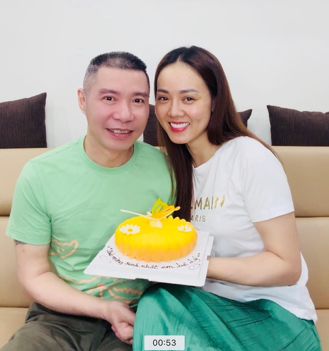 Nghệ sĩ Công Lý đón sinh nhật bên vợ, rộ tin Ngọc Huyền nhận lời cầu hôn của bạn trai - Ảnh 1.