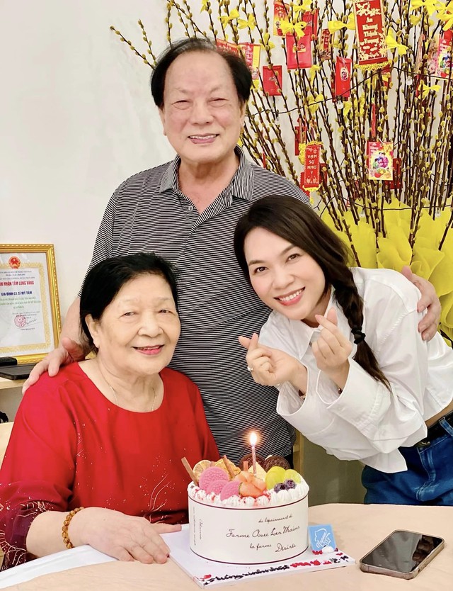 Nghệ sĩ Công Lý đón sinh nhật bên vợ, rộ tin Ngọc Huyền nhận lời cầu hôn của bạn trai - Ảnh 3.