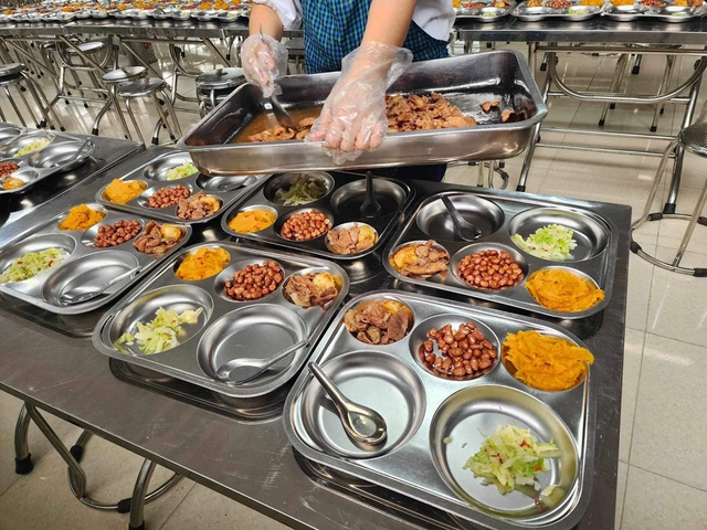 Dừng ăn bán trú ở trường học có suất ăn trưa lèo tèo giá 32 nghìn đồng - Ảnh 2.