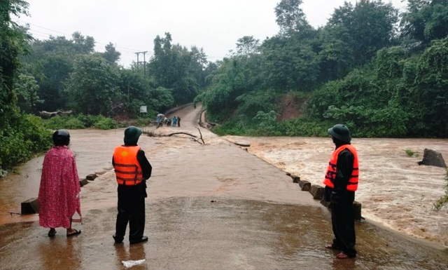 Mưa lớn gây ngập nhiều nơi ở Quảng Trị - Ảnh 1.