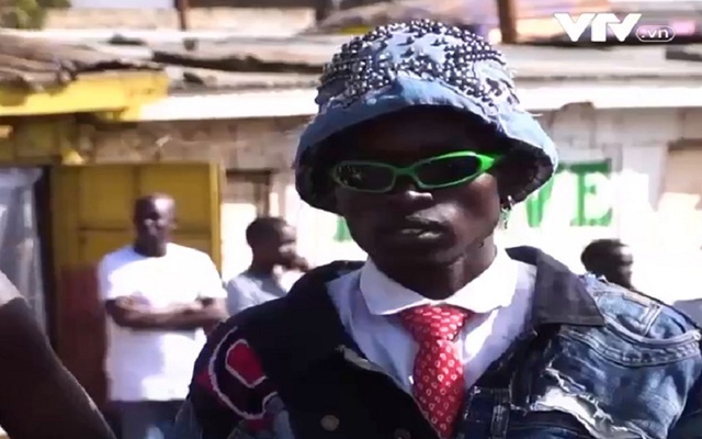 Sàn diễn thời trang ở khu ổ chuột lớn nhất Kenya - Ảnh 1.