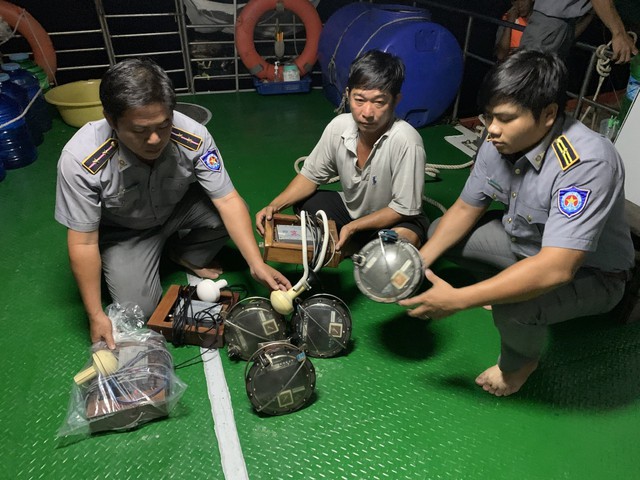 Kiên Giang: Tạm giữ tàu cá không số chở 7 thiết bị hành trình - Ảnh 2.