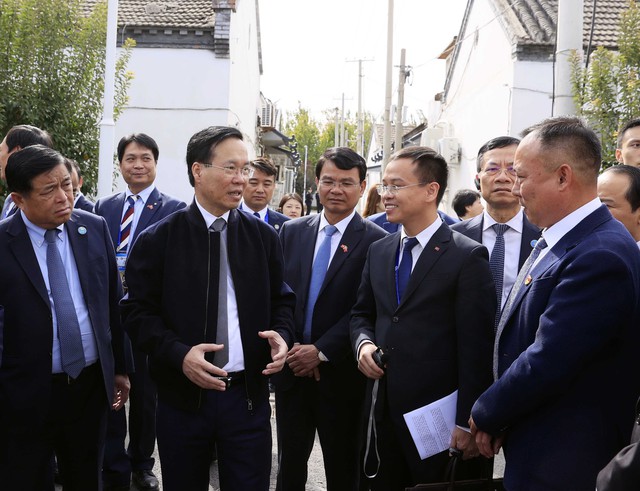 Chủ tịch nước gặp gỡ cán bộ, nhân viên các cơ quan đại diện ngoại giao Việt Nam tại Trung Quốc - Ảnh 1.