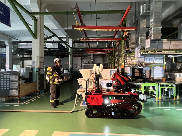 Robot và nhiều thiết bị hiện đại được Công an Hà Nội dùng chữa cháy nhà máy - Ảnh 7.