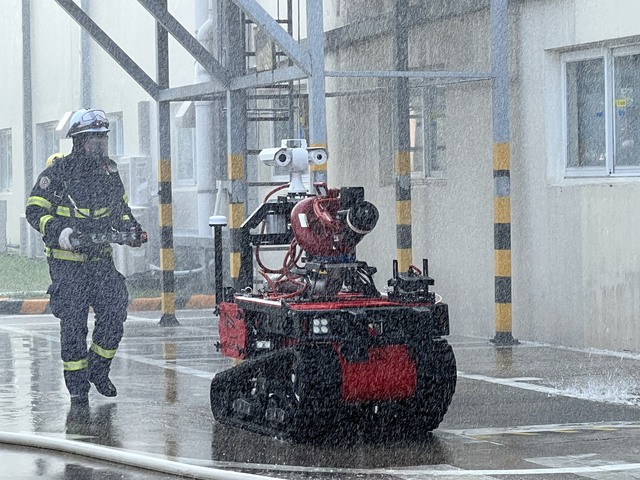 Robot và nhiều thiết bị hiện đại được Công an Hà Nội dùng chữa cháy nhà máy - Ảnh 3.