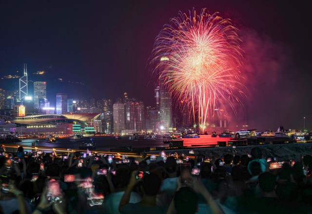 Hong Kong (Trung Quốc) bắn pháo hoa mừng Quốc khánh - Ảnh 5.