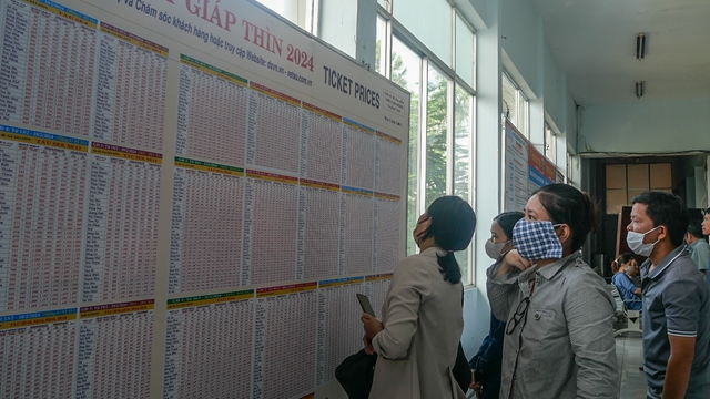 Ga Sài Gòn nhộn nhịp ngày đầu bán vé tàu Tết 2024 - Ảnh 3.