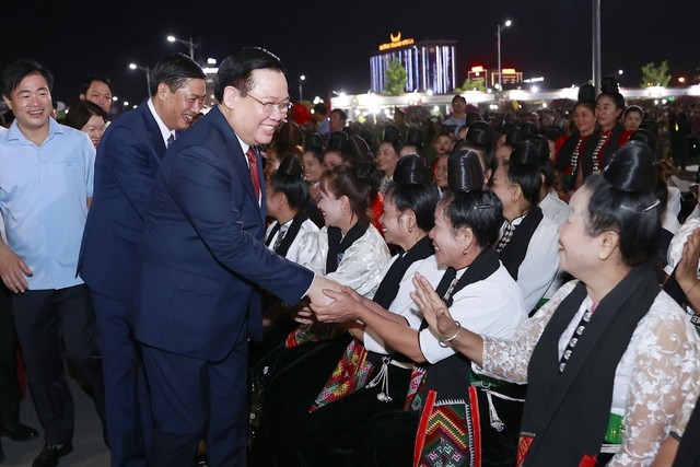 Chủ tịch Quốc hội Vương Đình Huệ dự khai mạc Lễ hội Cà phê tỉnh Sơn La lần thứ nhất - Ảnh 1.