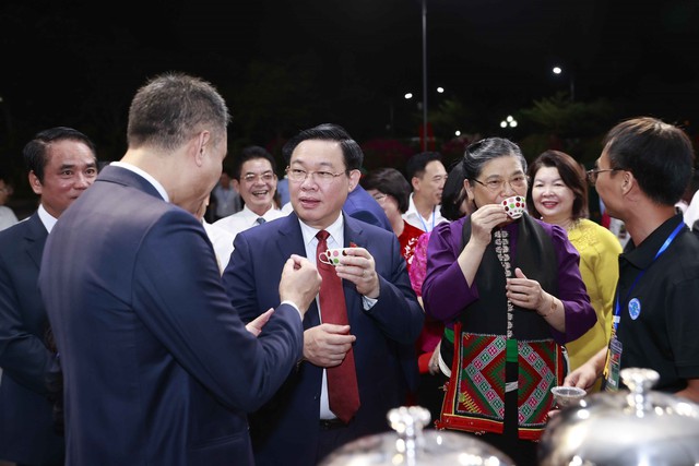 Chủ tịch Quốc hội Vương Đình Huệ dự khai mạc Lễ hội Cà phê tỉnh Sơn La lần thứ nhất - Ảnh 4.