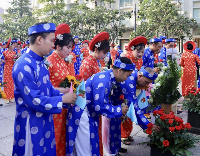 TP Hồ Chí Minh tổ chức lễ cưới tập thể cho 82 cặp đôi hoàn cảnh khó khăn - Ảnh 1.