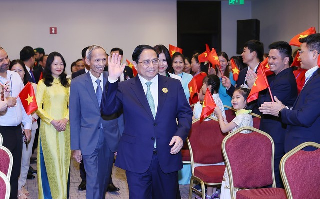 Thủ tướng Phạm Minh Chính gặp gỡ kiều bào tại Saudi Arabia - Ảnh 1.
