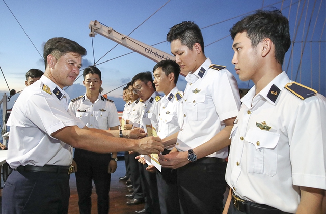 Tàu buồm 286 kết thúc tốt đẹp chuyến thăm, giao lưu với Hải quân Singapore - Ảnh 1.