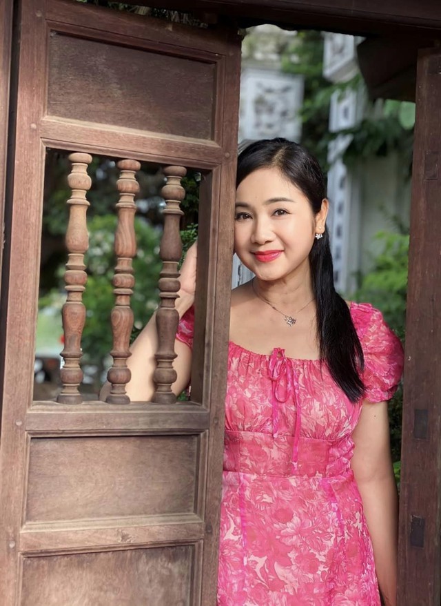 Thanh Hằng diện áo dài đỏ trong ngày vui, Phanh Lee khoe tủ trang sức giá trị - Ảnh 5.
