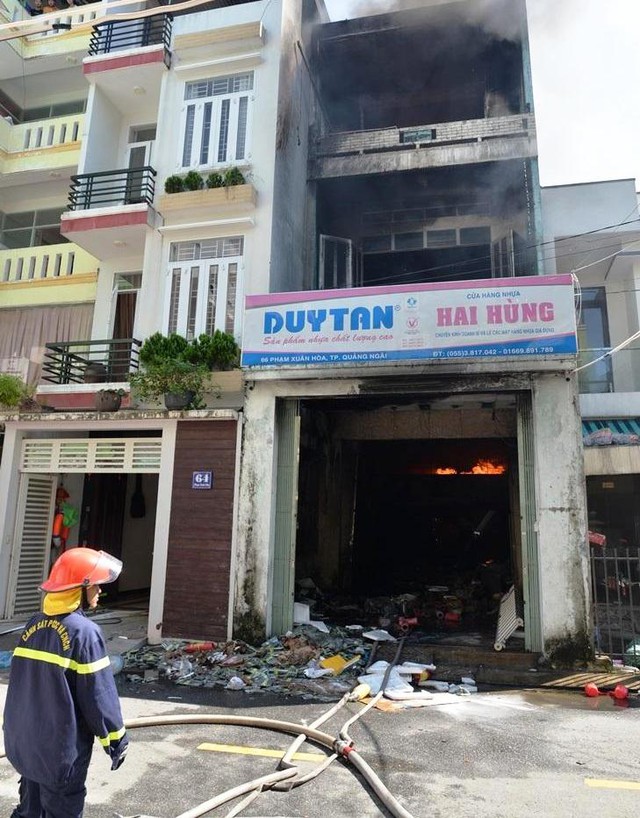 Quảng Ngãi: Cháy lớn thiêu rụi cửa hàng nhựa - Ảnh 3.