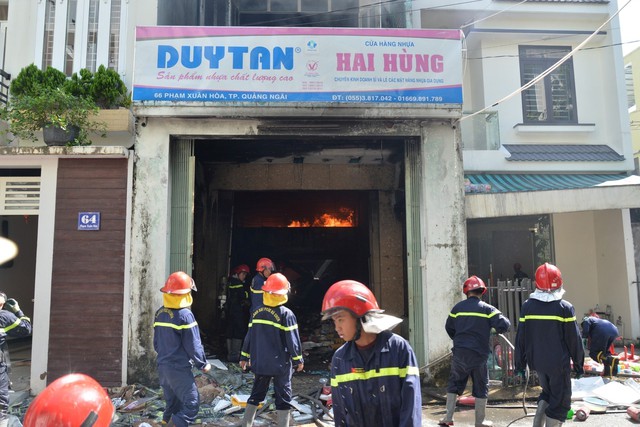 Quảng Ngãi: Cháy lớn thiêu rụi cửa hàng nhựa - Ảnh 4.