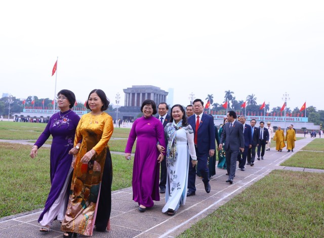 Đại biểu dự Kỳ họp thứ 6, Quốc hội khóa XV vào Lăng viếng Chủ tịch Hồ Chí Minh - Ảnh 6.