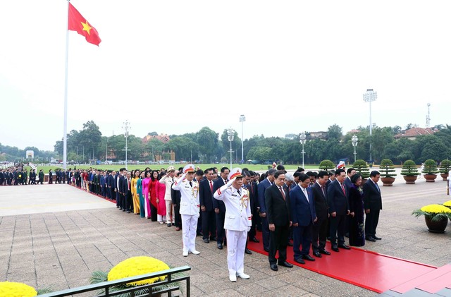 Đại biểu dự Kỳ họp thứ 6, Quốc hội khóa XV vào Lăng viếng Chủ tịch Hồ Chí Minh - Ảnh 2.