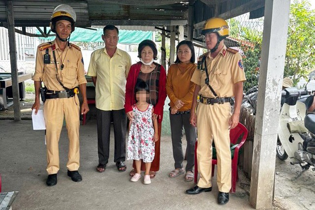 TP Hồ Chí Minh: Bé gái 6 tuổi đi lạc được CSGT hỗ trợ tìm lại gia đình - Ảnh 1.