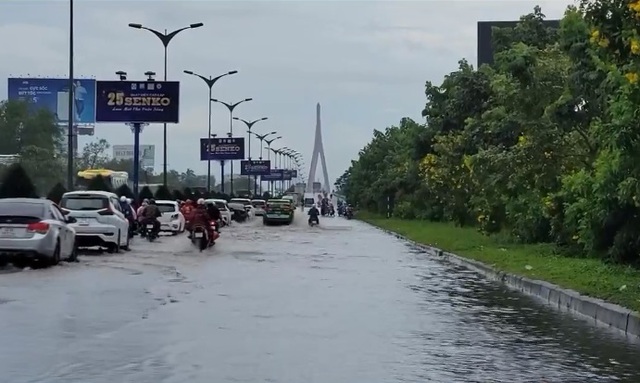 Mưa lớn, nhiều tuyến đường TP Cần Thơ bị ngập sâu - Ảnh 4.