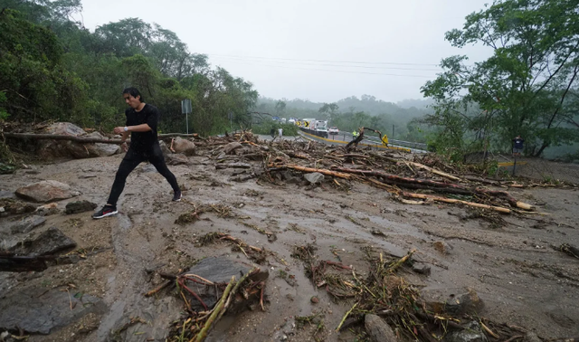 Bão Otis gây lũ lụt lớn, lở đất nghiêm trọng ở vùng Acapulco của Mexico - Ảnh 1.
