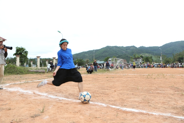 Độc đáo tình yêu bóng đá của phụ nữ ở Bình Liêu tỉnh Quảng Ninh - Ảnh 4.