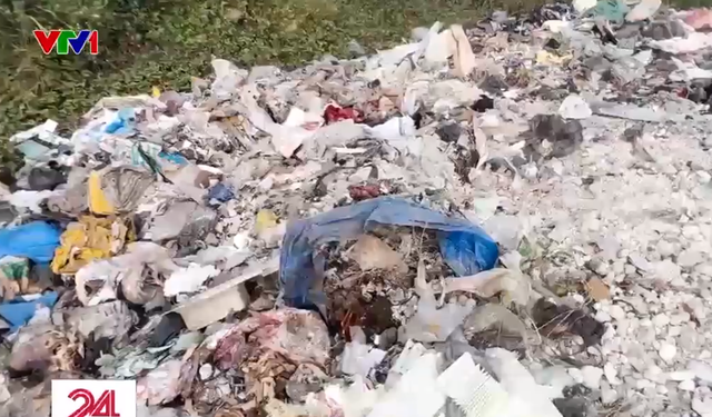 Đổ trộm rác thải công nghiệp gây ô nhiễm môi trường - Ảnh 1.