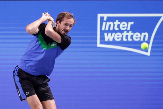 Andrey Rublev và Daniil Medvedev vào tứ kết giải Vienna mở rộng - Ảnh 1.