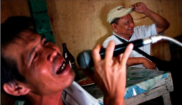 Hát karaoke được ưa chuộng, trở thành một nét văn hóa tại Philippines - Ảnh 1.
