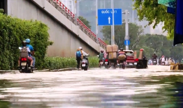 TP Hồ Chí Minh: Ngập nhiều nơi trong ngày triều cường dâng cao - Ảnh 1.
