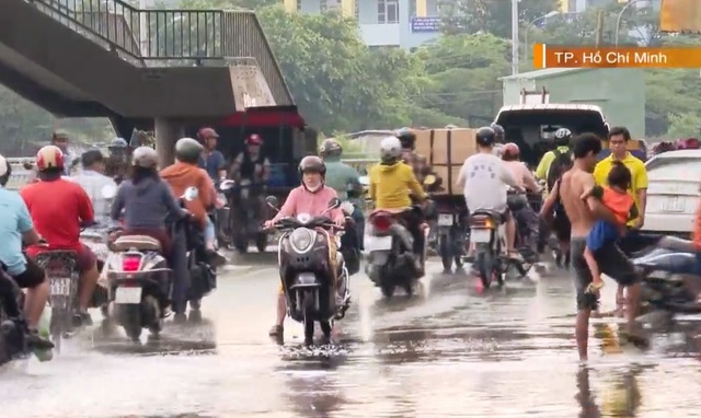 TP Hồ Chí Minh: Ngập nhiều nơi trong ngày triều cường dâng cao - Ảnh 3.