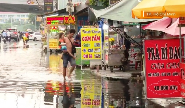 TP Hồ Chí Minh: Ngập nhiều nơi trong ngày triều cường dâng cao - Ảnh 4.