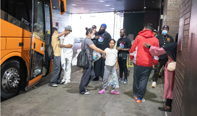 Mexico huy động xe bus chở người di cư ở khu vực biên giới với Mỹ - Ảnh 1.