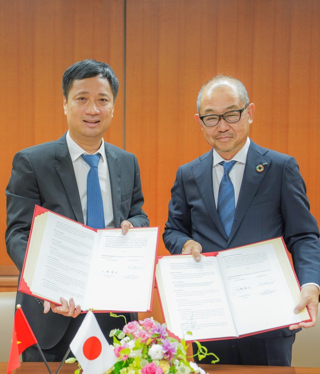 
Head of International Cooperation Department - Vietnam Television Ho Kien (on the left) and Chairman of the Board of Directors and General Director of KTN Television Oo Sawa Tetsuya at the signing ceremony.
