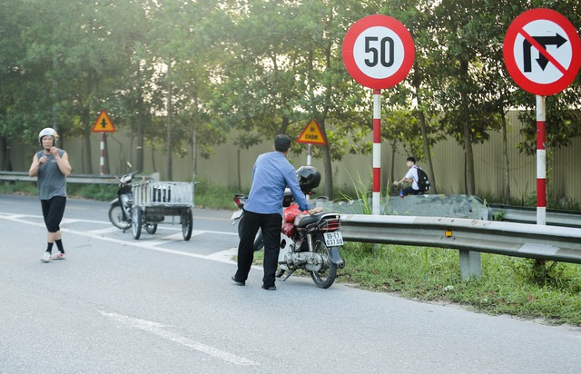 CSGT tăng cường kiểm tra xe máy, xe đạp đi vào làn ô tô trên đường Võ Nguyên Giáp - Ảnh 3.