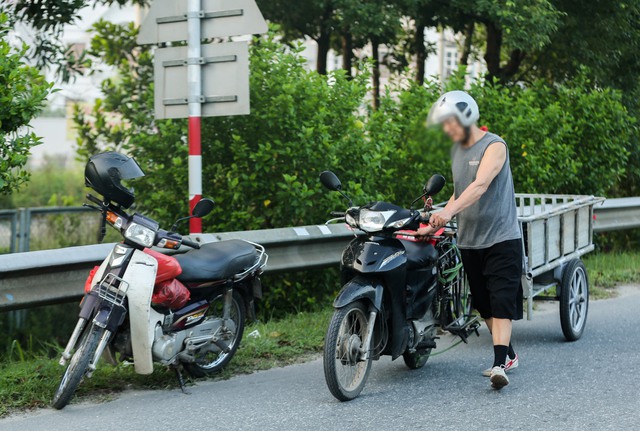 CSGT tăng cường kiểm tra xe máy, xe đạp đi vào làn ô tô trên đường Võ Nguyên Giáp - Ảnh 5.