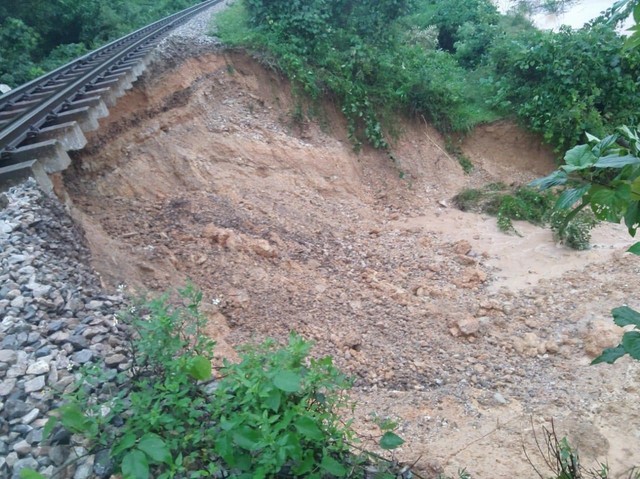 Mưa lớn kéo dài, đường sắt Bắc Nam bị sạt lở, ngập lụt nhiều đoạn - Ảnh 2.