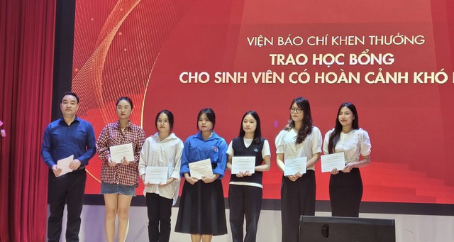 Chắp cánh ước mơ cho sinh viên vượt khó tại Học viện Báo chí và Tuyên truyền - Ảnh 2.