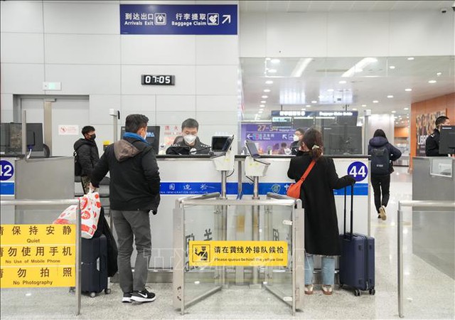 Trung Quốc bỏ yêu cầu khai báo y tế đối với du khách xuất, nhập cảnh - Ảnh 1.