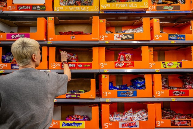 Giá kẹo tăng cao trong mùa Halloween tại Bắc Mỹ - Ảnh 1.