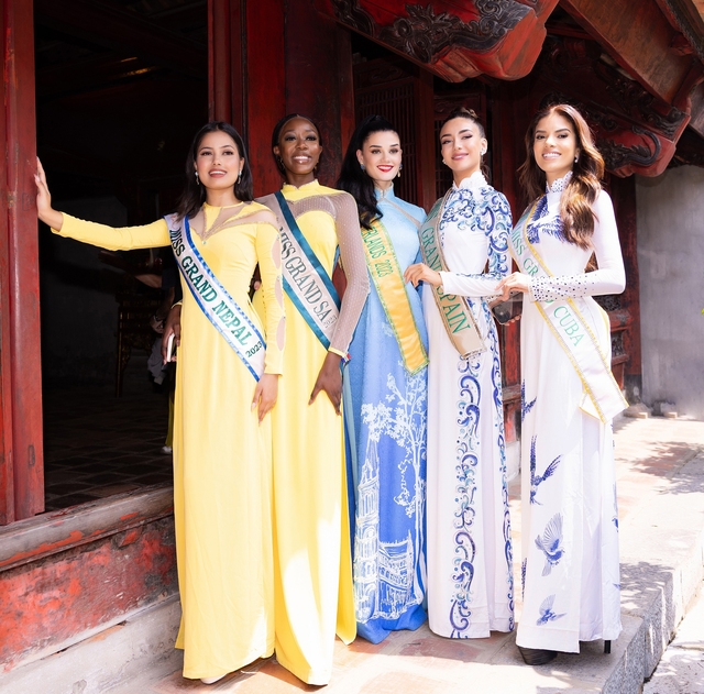 Thí sinh Hoa hậu Hòa bình quốc tế 2023 duyên dáng áo dài thăm Hà Nội - Ảnh 12.