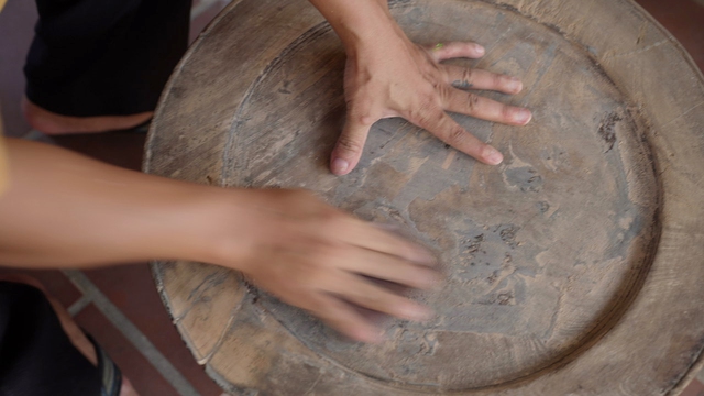 Họa sĩ vẽ tranh trên mâm gỗ và tình yêu với văn hóa truyền thống - Ảnh 2.