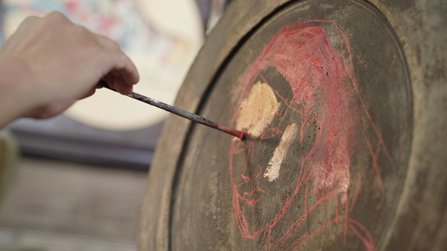 Họa sĩ vẽ tranh trên mâm gỗ và tình yêu với văn hóa truyền thống - Ảnh 7.