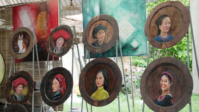 Họa sĩ vẽ tranh trên mâm gỗ và tình yêu với văn hóa truyền thống - Ảnh 9.