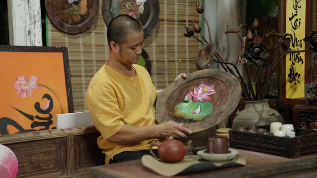 Họa sĩ vẽ tranh trên mâm gỗ và tình yêu với văn hóa truyền thống - Ảnh 3.
