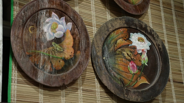 Họa sĩ vẽ tranh trên mâm gỗ và tình yêu với văn hóa truyền thống - Ảnh 4.