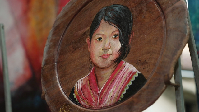 Họa sĩ vẽ tranh trên mâm gỗ và tình yêu với văn hóa truyền thống - Ảnh 11.